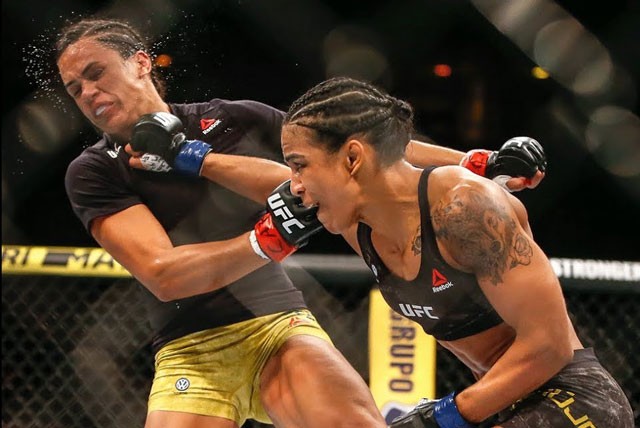 Nữ võ sĩ Brazil tung cú đấm ‘búa tạ’ khiến đối thủ đổ gục Viviane Araujo tung cú đấm hạ gục đối thủ.