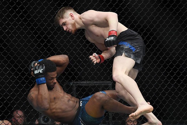 Võ sĩ tung ‘cơn mưa chỏ’ hạ knock-out đối thủ sau 38 giây Edmen Shahbazyan hạ gục đối thủ.