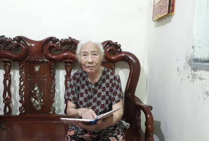 Bà cụ 82 tuổi quyên tiền để phát cháo miễn phí cho bệnh nhân nghèo Bà cụ 82 tuổi quyên tiền để phát cháo miễn phí cho bệnh nhân nghèo