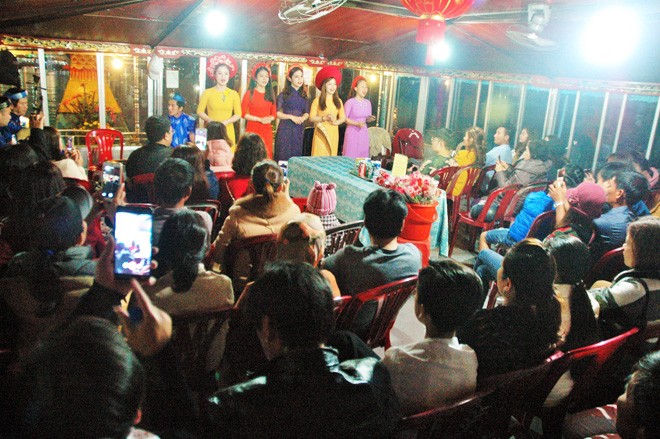 Nhạc sĩ Đăng Ninh: Nặng lòng cùng ca Huế Nhiều sáng tác của nghệ sĩ Đăng Ninh đến với du khách gần xa khi họ đến thăm HuếẢnh: Trần Nguyễn Anh