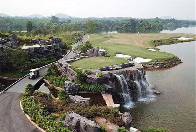 Thêm thử thách hấp dẫn cho golfer Khu phát bóng hố số 19 được thiết kế trên đỉnh thác nước sẽ là nơi các golfer trải nghiệm thử thách thú vị khi tham dự Tiền Phong Golf Championship 2018 ảnh: MẠNH THẮNG