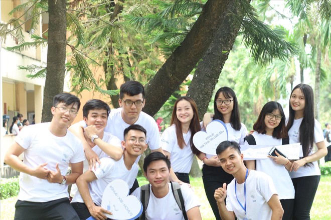 SHub - môi trường giáo dục thông minh cho sinh viên Trưởng nhóm Nguyễn Ðăng An (hàng đầu, thứ 2, từ phải qua) cùng các cộng sự