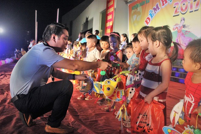Ba và nghề báo Trong một lần từ thiện, tặng quà Trung thu cho hơn 200 trẻ em dân tộc huyện Đầm Hà (Quảng Ninh)