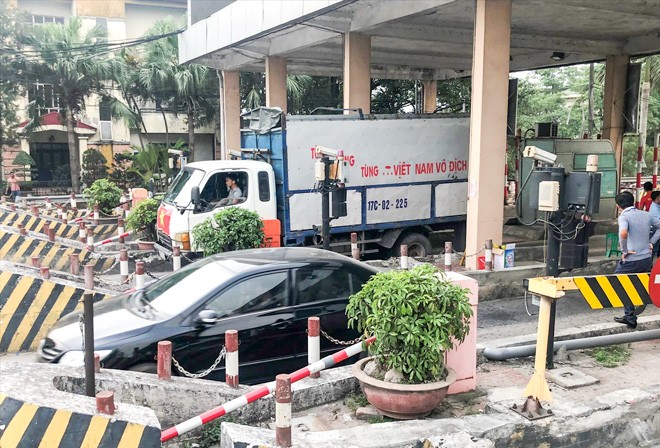 BOT Bắc Thăng Long đặt sai chỗ: 3 'đời' lãnh đạo Bộ GTVT vẫn tồn tại? Thay vì chắn ngang để thu phí hiện các thanh barie bị gác lên trụ bê tông để xe tự do qua lại