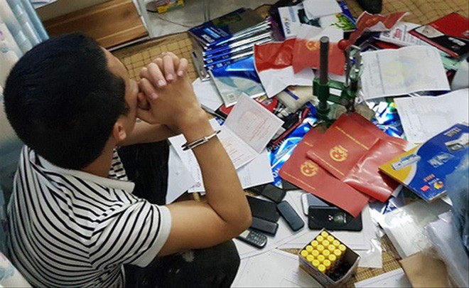 Hàng loạt giáo viên, cán bộ Nhà nước 'ăn quả lừa' chứng chỉ IELTS giả Đối tượng và tang vật một vụ sản xuất chứng chỉ, văn bằng giả do Cơ quan ANĐT - Bộ Công an triệt phá