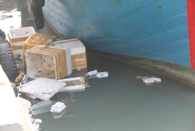 Biển vùng ven Nha Trang: Ngập rác thải nhựa Rác thải nhựa bị người vứt trên biển cảng cá Vĩnh Trường - Nha Trang
Ảnh: Vĩ Cầm