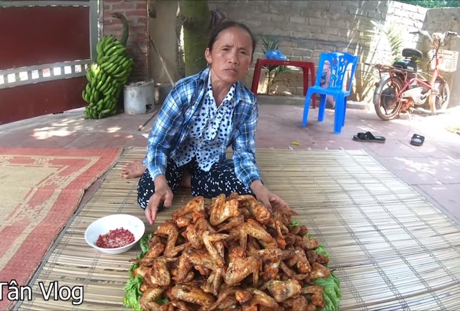 Bà Tân Vlog: Như 'ngôi sao hạng A'? Bà Tân với một món ăn “siêu to” của mình