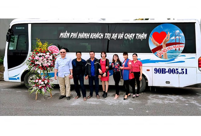 Bác tài đặc biệt của những bệnh nhân ung thư Tài xế Đỗ Minh Tiến (ngoài cùng bên trái) cùng thành viên nhóm thiện nguyện “Cầu nối yêu thương” Ảnh:NVCC