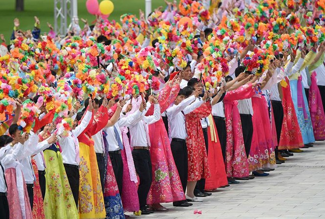 Chuyến thăm nhiều mục tiêu của Chủ tịch Tập Cận Bình Dân chúng vẫy hoa chào đón chủ tịch Trung Quốc, ảnh chụp của Tân Hoa Xã. Tuy nhiên không có tấm ảnh nào của ông Tập tại Bình Nhưỡng được đưa lên cho đến chiều tối qua