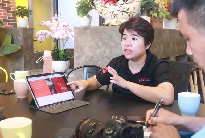 Trần Hạnh Trang giới thiệu về ứng dụng Kuuho đang được cơ quan chức năng TP Đà Nẵng thí điểm triển khai Ảnh: Nguyễn Thành
