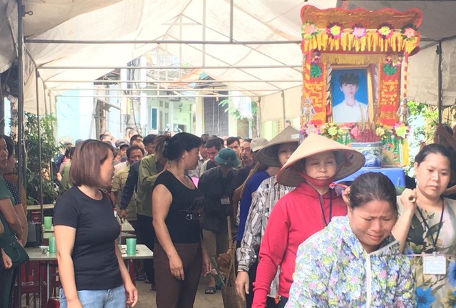 Đề nghị truy tặng Huy hiệu 'Tuổi trẻ dũng cảm' cho nam sinh quên thân cứu người Đoàn người tiếc thương đưa tiễn học sinh lớp 10 dũng cảm cứu người.