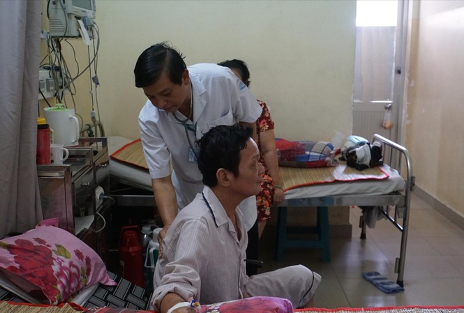 Sốt xuất huyết gia tăng tại TPHCM: Nhiều trường hợp nguy kịch Bác sĩ Nguyễn Thanh Phong đang thăm khám cho một bệnh nhân bị SXH