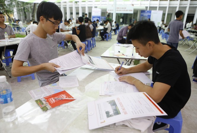 Lo 'xé rào' quy chế khi xét tuyển học bạ Sinh viên làm thủ tục nhập học năm 2018. Ảnh: Như Ý