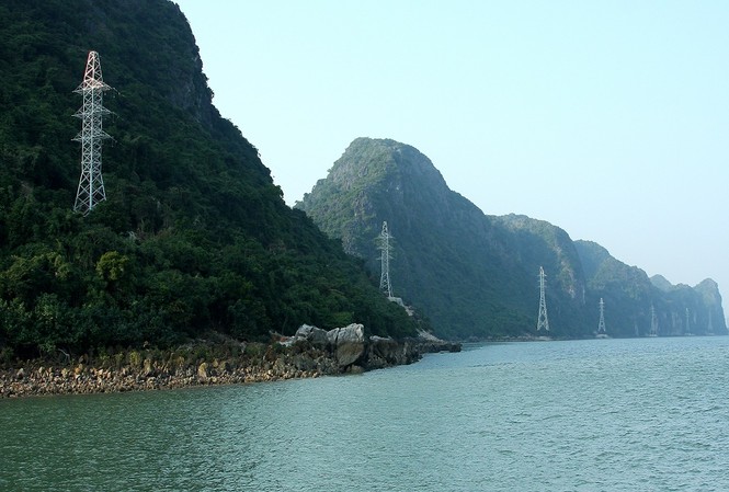 Chuyện Cô Tô: Chịu sóng Đưa điện lưới ra Cô Tô Ảnh: Điện lực quảng ninh
