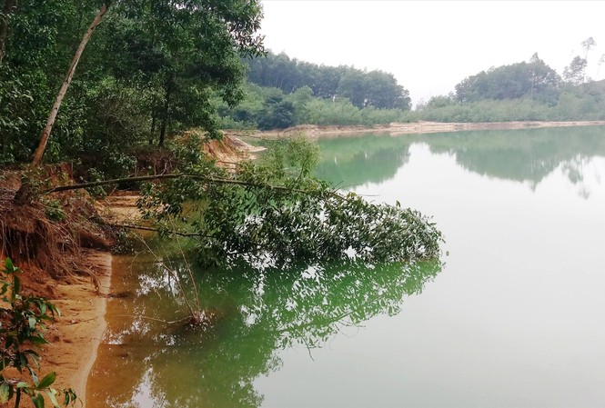 'Trốn' xử phạt vẫn được cấp thêm giấy phép khai thác mỏ? Những hố khai thác có diện tích lớn không được hoàn thổ tạo thành những hồ nước sâu nguy hiểm