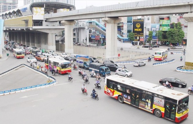 Cần phân làn xe, giảm các điểm xung đột Trục Nguyễn Trãi đi Hà Đông - một trong 5 tuyến đường có kế hoạch tổ chức làn ưu tiên cho xe buýt Ảnh: Trọng Đảng