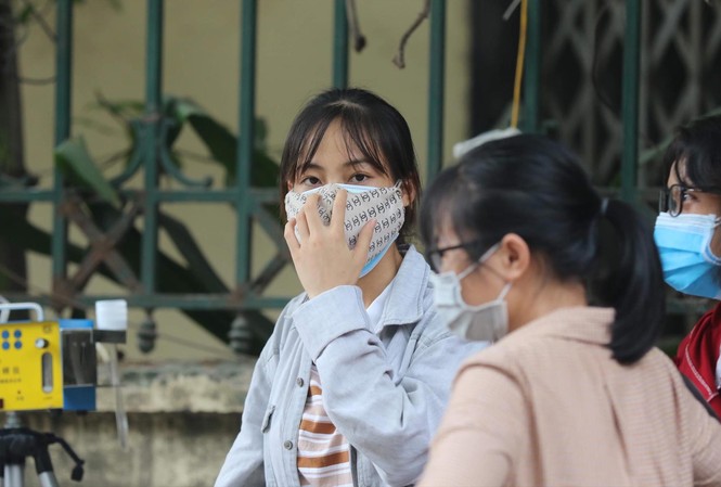 Ô nhiễm không khí mức nguy hại: Giảm tác hại cách nào? Người đi đường nên chọn mua khẩu trang có khả năng lọc cả bụi mịn và khí gây hại
Ảnh: Như Ý