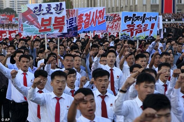 Hàng vạn người Triều Tiên xuống đường tuần hành chống Mỹ Sinh viên Triều Tiên sẵn sàng bảo vệ đất nước.Ảnh: Mail Online