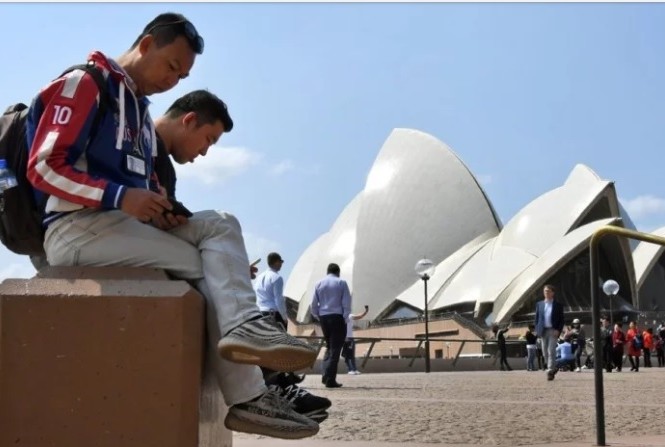 Mạng 5G của Huawei, ZTE bị “cấm cửa” tại Australia Khách du lịch đang sử dụng mạng 5G tại Sydney.