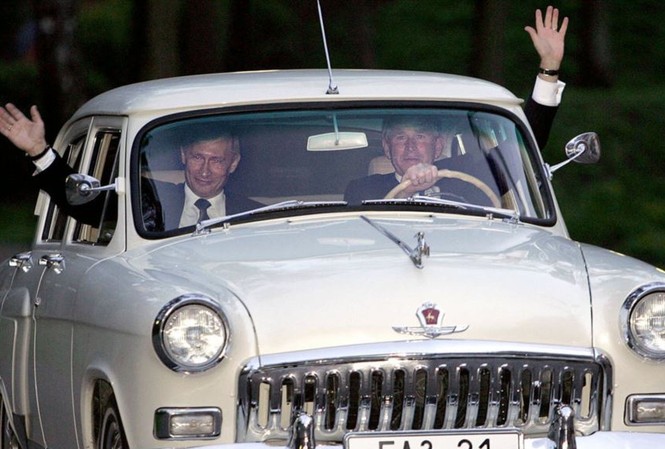 Vì sao người Nga phát cuồng vì xe Volga huyền thoại? Tổng thống Mỹ George Bush đã lái xe Volga chở ông Putin đi dạo quanh Moscow năm 2005.