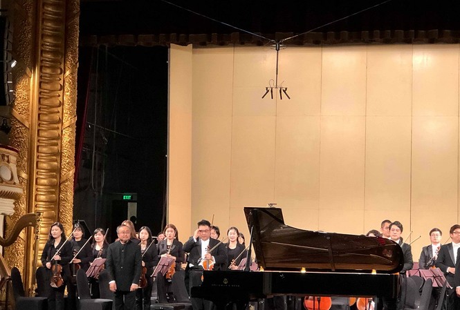 Đại sứ Hàn Quốc: 'Việt Nam là trung tâm văn hóa của Đông Nam Á' Nghệ sỹ piano Đặng Thái Sơn dưới sự điểu khiển của nhạc trưởng Chi Young Chung và dàn nhạc giao hưởng Hàn Quốc. Ảnh: L.A