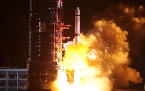 Trung Quốc tiết lộ NASA đã từng ngỏ ý mượn phi thuyền lên mặt trăng Vệ tinh chuyển tiếp Queqiao đóng vai trọng trong việc chuyển tiếp thông tin từ phi thuyền Thường Nga 4 về trái đất.