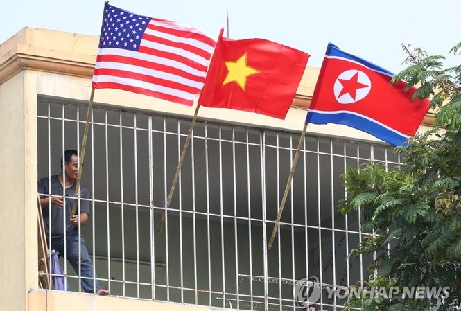 Trước khi lên đường tới Hà Nội, ông Trump gửi thông điệp tới ông Kim Phóng viên Yonhap tại Hà Nội đã chụp được bức ảnh một hộ dân sống gần khách sạn Marriot treo cờ ba nước Mỹ- Việt Nam- Triều Tiên để chào đón hội nghị thượng đỉnh Mỹ- Triều lần thứ 2.