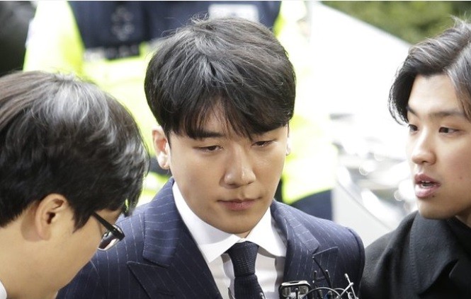 Hai ngôi sao ca nhạc Hàn bị thẩm vấn, xin lỗi khán giả Sao Hàn Seungri ( giữa) xuất hiện tại đồn cảnh sát ở Seoul ngày 13/4 trước hơn 100 phóng viên.