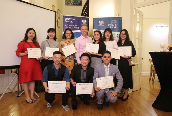 Bữa tiệc 'đặc biệt' tại nhà riêng Đại sứ Anh đón 10 du học sinh xuất sắc Đại sứ Anh Gareth Ward và các du học sinh vừa tốt nghiệp thạc sỹ tại Anh trở về. Ảnh: Thùy Liên