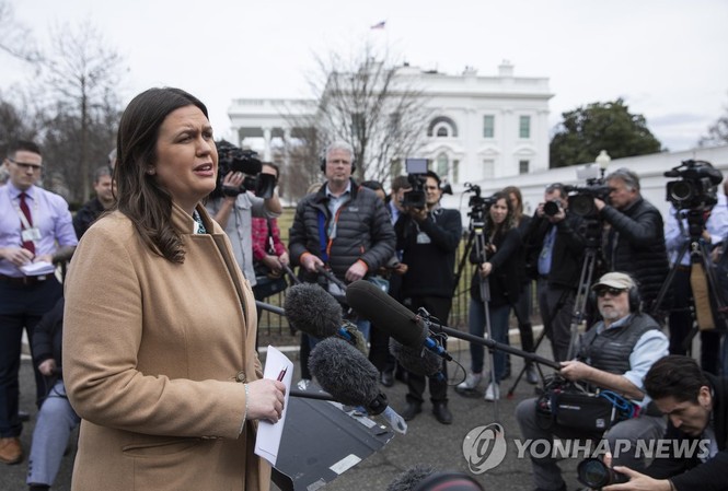 Nhà Trắng: Giữ nguyên lệnh trừng phạt Triều Tiên Thư ký Nhà Trắng Sarah Sanders trả lời báo chí bên ngoài Nhà Trắng ngày 25/3.