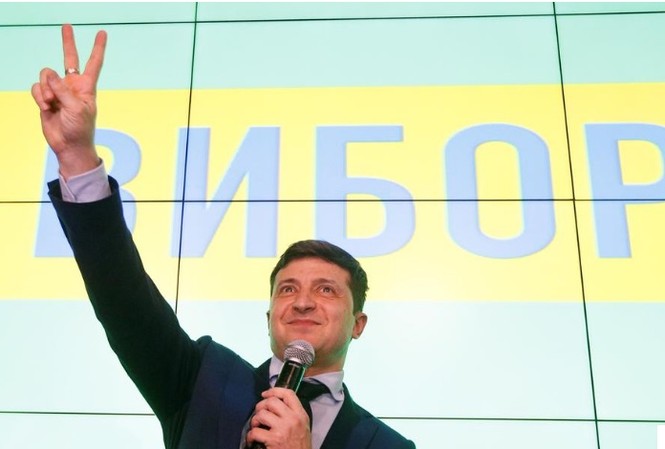 Diễn viên hài sẽ 'đấu' với đương kim Tổng thống Ukraine ở bầu cử vòng 2 Diễn viên hài Volodymyr Zelenskiy đã vượt lên đương kim Tổng thống Petro Poroshenko để dẫn đầu tại vòng 1 bầu cử ở Ukraine tối 31/3.