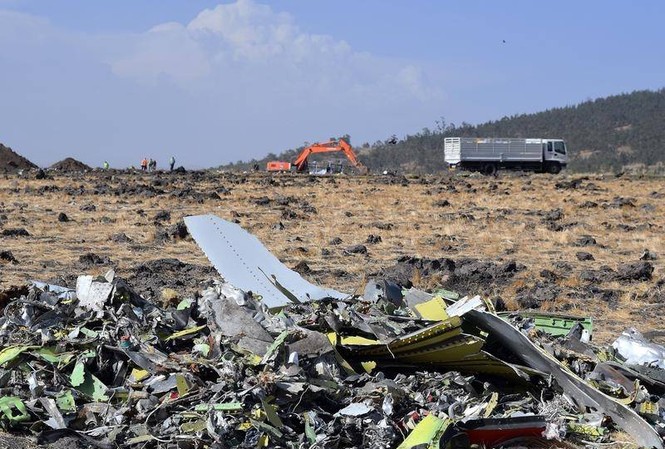 Tiết lộ mới: Phần mềm máy bay Boeing 737 MAX tự động kích hoạt sau khi đã tắt Chiếc máy bay Boeing 737MAX 8 của hãng hàng không Ethiopia đã lao xuống đất và nổ tung sau khi phi công bất lực trong việc điều khiển nó bay lên.