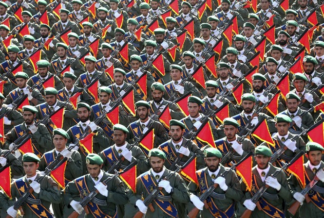 Điều gì xảy ra nếu Mỹ tuyên bố quân đội Iran là nhóm khủng bố? Lực lượng Vệ binh Cách mạng Iran trong một buổi duyệt binh tháng 9/2016.
