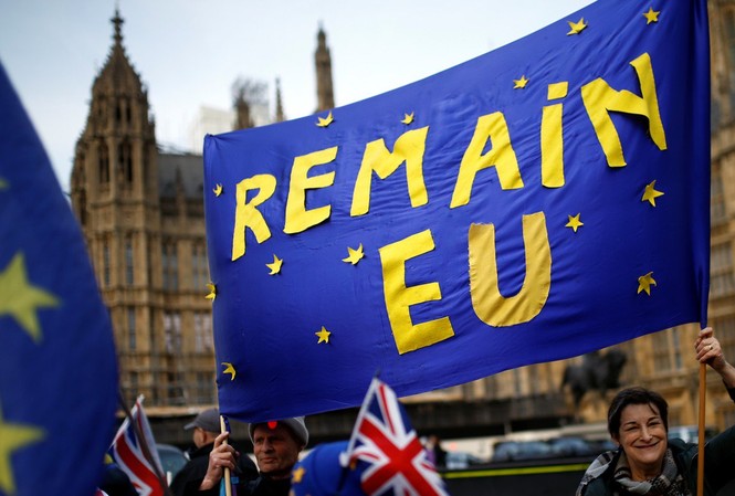 Anh có thể sẽ rời Liên minh châu Âu vào năm 2020 Những người phản đối Brexit biểu tình ngoài đường phố với khẩu hiệu " Hãy ở lại EU"