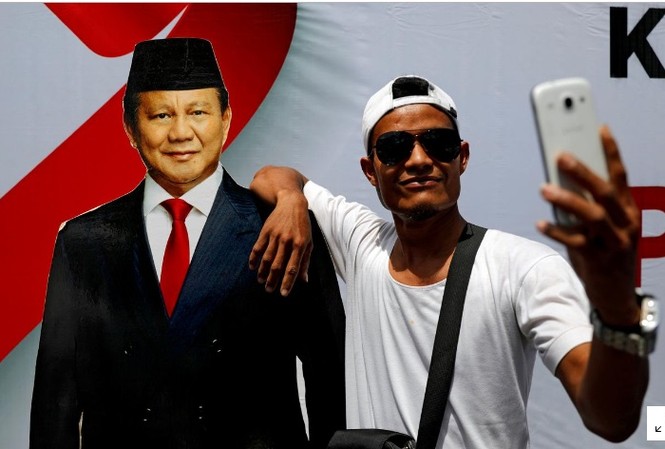 Indonesia vật lộn với cuộc chiến chống tin giả trước bầu cử Người dân chụp ảnh tự sướng với hình ảnh của ứng cử viên Prabowa Subainto, đối thủ của đương kim tổng thống Joko Widodo