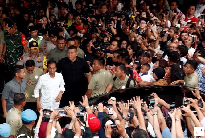 Kiểm phiếu nhanh bầu cử Tổng thống Indonesia: Ông Widodo dẫn đầu Đương kim Tổng thống Indonesia Joko Widodo trong vòng vây những người ủng hộ.