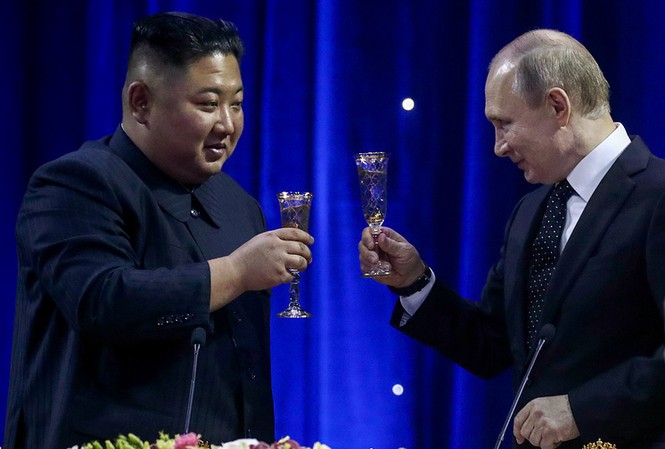 Kết thúc thượng đỉnh Nga - Triều, ông Putin và ông Kim nâng ly rượu mừng Nhà lãnh đạo Triều Tiên Kim Jong Un và Tổng thống Nga Vladimir Putin nâng ly rượu mừng tại buổi tiệc chiêu đãi ngay sau khi kết thúc hội nghị thượng đỉnh.