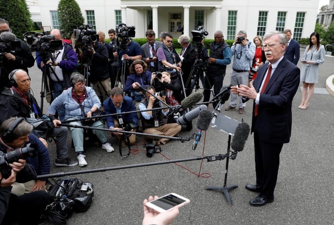 Mỹ triển khai tàu sân bay và máy bay ném bom để 'dằn mặt' Iran Cố vấn an ninh quốc gia Mỹ John Bolton trong vòng vây báo chí tại Nhà Trắng ngày 1/5 vừa qua.