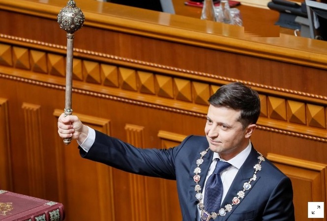 Tân tổng thống Ukraine tuyên bố sẽ giải thể quốc hội Tân tổng thống Ukraine Volodymyr Zelenskiy tuyên thệ nhậm chức tại Quốc hội. Ảnh: Reuters
