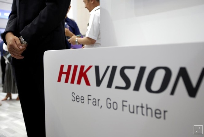 Thêm một số công ty công nghệ Trung Quốc bị đưa vào tầm ngắm Logo của Hikvision được trưng bày tại hội chợ công nghệ thế giới tại Thiên Tân hồi tháng 5 vừa qua với khẩu hiệu " Nhìn xa, bước rộng"