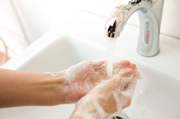 Không rửa tay sau khi đi vệ sinh có thể dẫn đến tử vong Rửa tay ngay sau khi đi vệ sinh sẽ loại bỏ được khuẩn E.coli, loại vi khuẩn có thể gây tử vong.