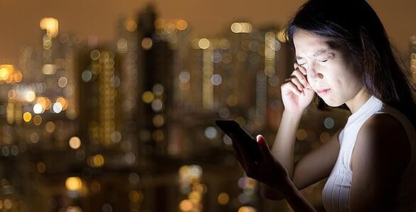 Cảnh báo: Mù mắt vì chơi game trên điện thoại Chơi game trên điện thoại tiện lợi nhưng dễ dẫn đến nguy cơ mù mắt.