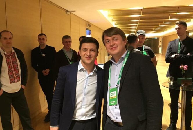 Tổng thống Ukraine bất ngờ sa thải người đại diện trong nội các Ông Andriy Gerus ( phải) và Tổng thống Zelensky.