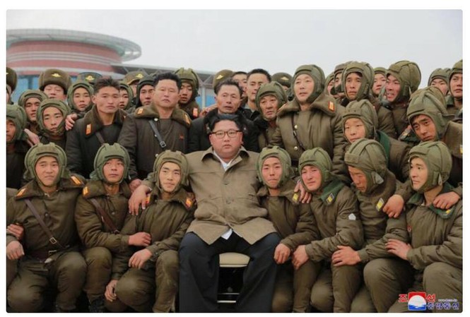 Chủ tịch Triều Tiên Kim Jong-un giám sát cuộc tập trận phòng không Ông Kim Jong-un trong vòng vây các phi công Triều Tiên.