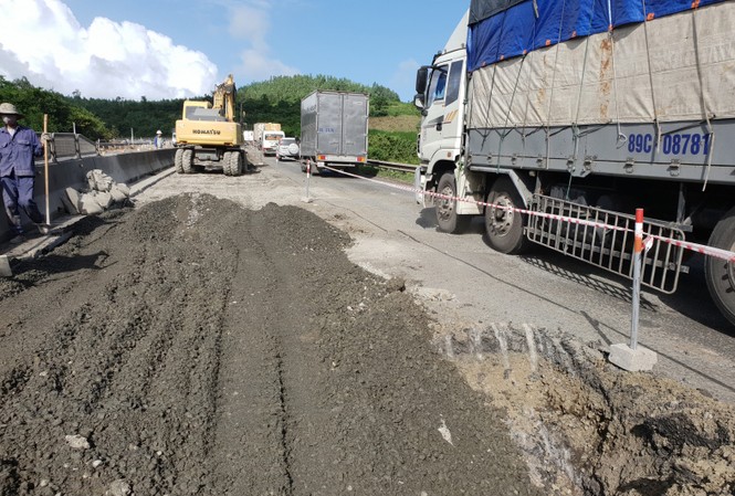 QL1 thủng lỗ chỗ sau mưa: Bộ trưởng GTVT yêu cầu thay nhà thầu Các đơn vị thi công sửa chữa Quốc lộ 1 qua Phú Yên bị phê bình.