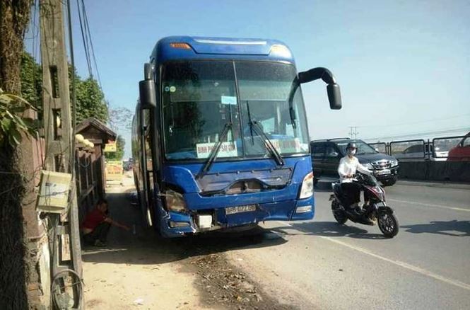 8 ngày nghỉ Tết, 161 người chết do tai nạn giao thông Hiện trườngxXe biển xanh của Kho bạc Nhà nước Thanh Hoá gặp tai nạn khi đưa người đi thăm Tết hôm 8/2.