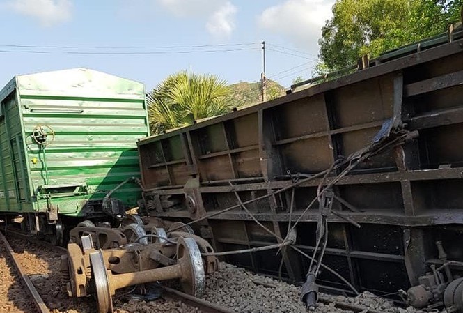 Tàu lại trật bánh, đổ toa ở Bình Thuận Hiện trường tàu hàng AH2 gặp sự cố. Ảnh: BGT.