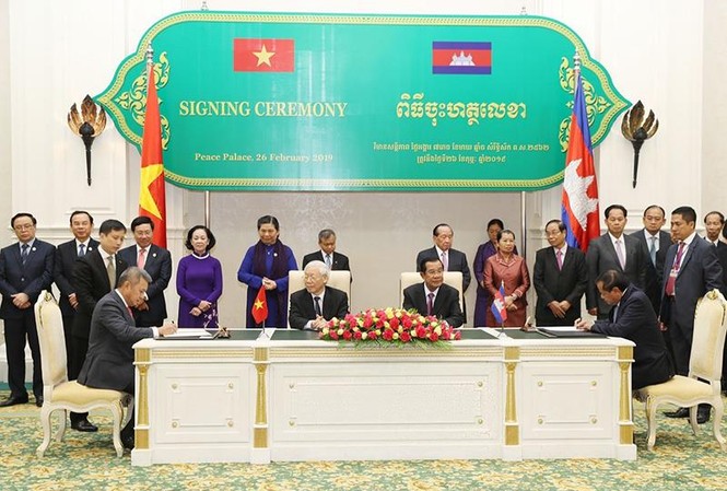 Vietnam Airlines và Bộ Du lịch Campuchia ký hợp tác giai đoạn 2019-2021 Lễ ký kết hợp tác giữa Vietnam Airlines và Bộ Du lịch Campuchia diễn ra dưới sự chứng kiến của Tổng Bí thư - Chủ tịch nước Nguyễn Phú Trọng và Thủ tướng Campuchia Samdech Techo Hun Sen.