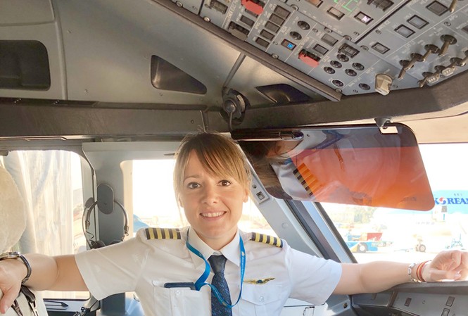 Vietnam Airlines là 'đại gia đình' của tôi Angela Diaz Lopez sinh ra tại thủ đô Madrid (Tây Ban Nha) và hiện là nữ cơ trưởng tàu bay Airbus A321 của Vietnam Airlines.