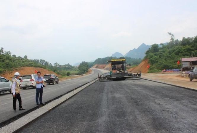 Doanh nghiệp khốn đốn trước tin rửa tiền cho 'trùm cờ bạc' Nguyễn Văn Dương Cao tốc Bắc Giang - Lạng Sơn đang gấp rút thi công, dự kiến hoàn thành vào cuối năm nay.